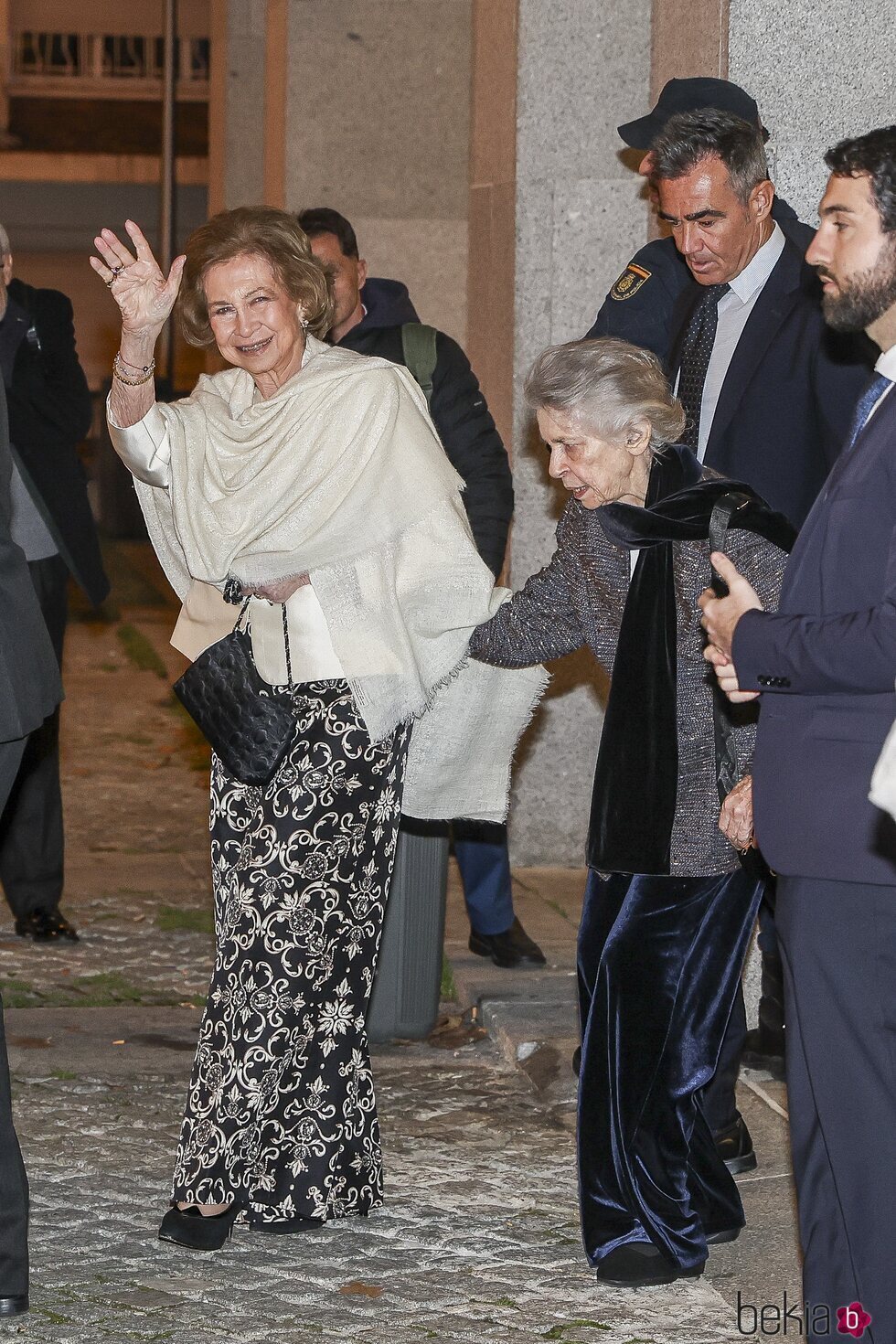La Reina Sofía e Irene de Grecia, cogidas del brazo tras el concierto de Zubin Mehta en Madrid