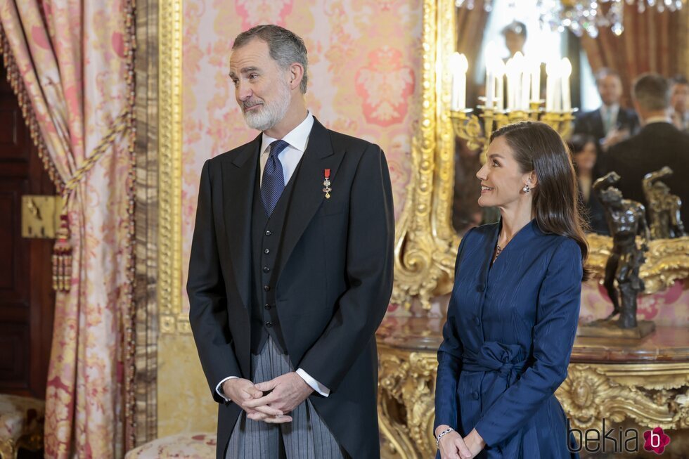 Los Reyes Felipe y Letizia con gesto divertido en la recepción al Cuerpo Diplomático 2024