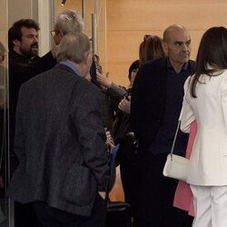 La Reina Letizia hablando con unos asistentes a la charla entre Martin Scorsese y Rodrigo Cortés