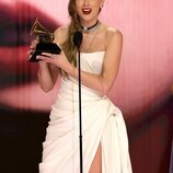 Taylor Swift recibiendo un premio en los Grammy 2024