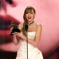 Taylor Swift recibiendo un premio en los Grammy 2024