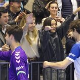 Pablo Urdangarin va a abrazar a su prima Victoria Federica en un partido de balonmano en Nava de la Asunción