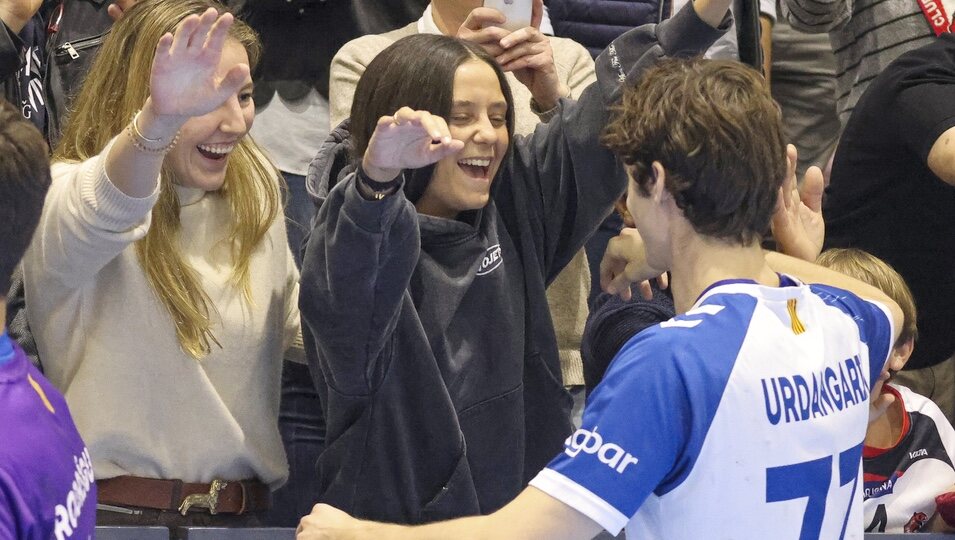 Victoria López-Quesada y Victoria Federica a punto de abrazar a Pablo Urdangarin en un partido de balonmano