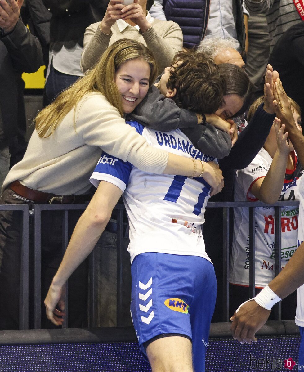 Pablo Urdangarin, Victoria Federica y Victoria López-Quesada abrazándose en un partido de balonmano