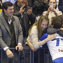 Victoria Federica y Pablo Urdangarin dándose un abrazo junto a su prima Victoria López-Quesada en un partido de balonmano