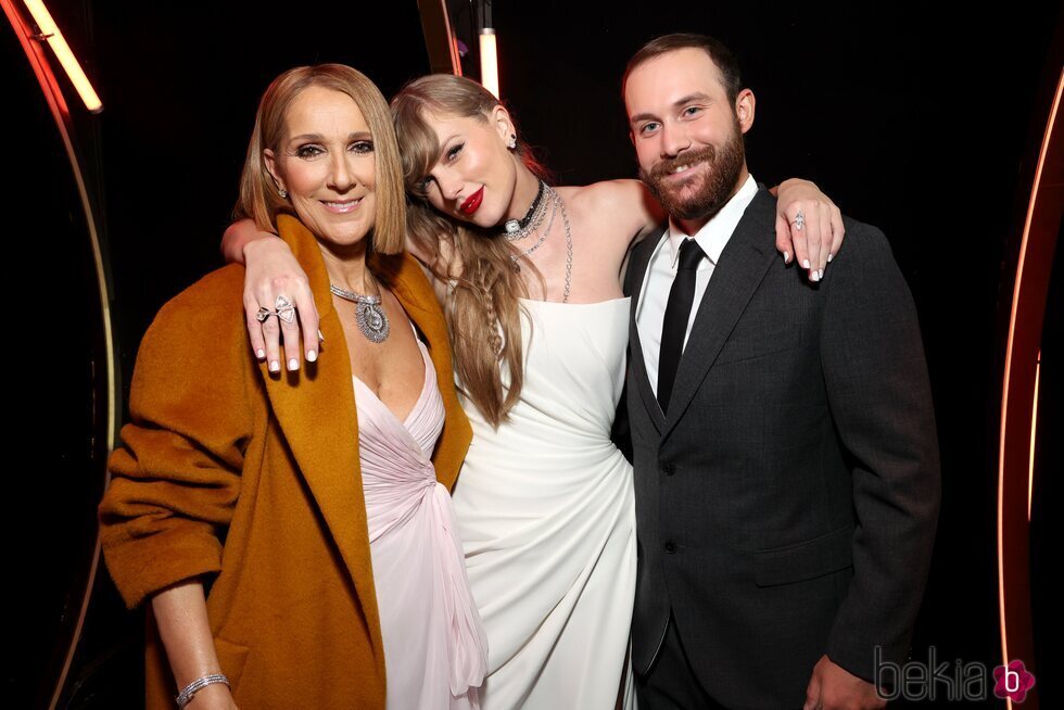 Céline Dion con Taylor Swift y su hijo René-Charles Angelil en los Grammy 2024