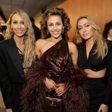 Tish, Miley y Brandi Cyrus en los Premios Grammy 2024