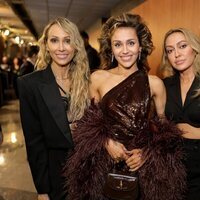 Tish, Miley y Brandi Cyrus en los Premios Grammy 2024