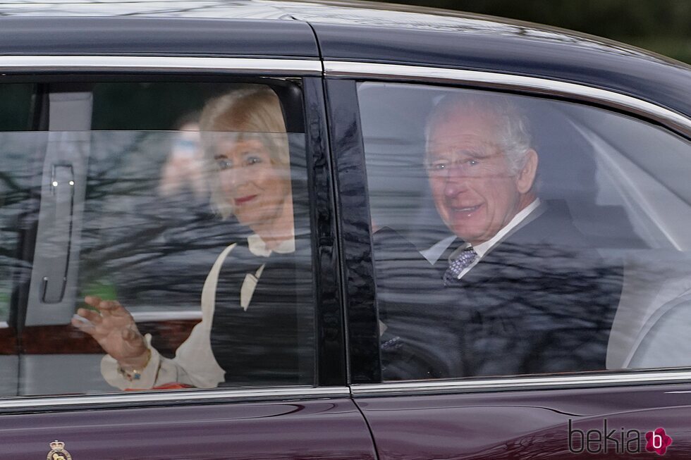 Los Reyes Carlos y Camilla saliendo de Clarence House tras conocerse el diagnóstico de cáncer