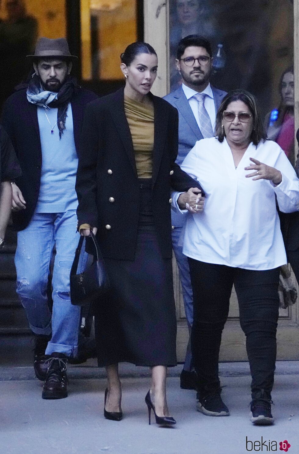 Joana Sanz y la madre de Dani Alves saliendo de la Audiencia de Barcelona durante el juicio contra el jugador