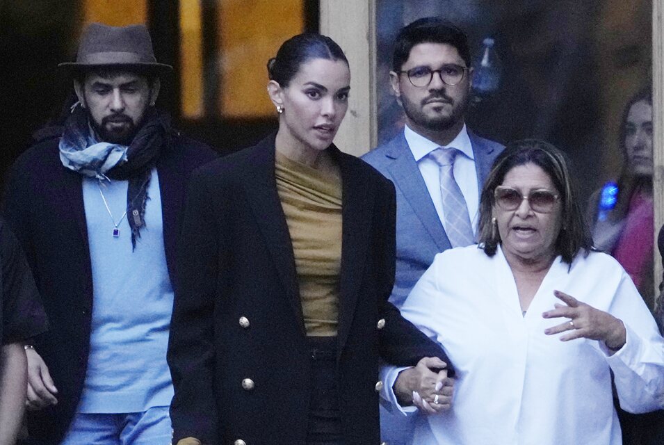 Joana Sanz y la madre de Dani Alves saliendo de la Audiencia de Barcelona durante el juicio contra el jugador