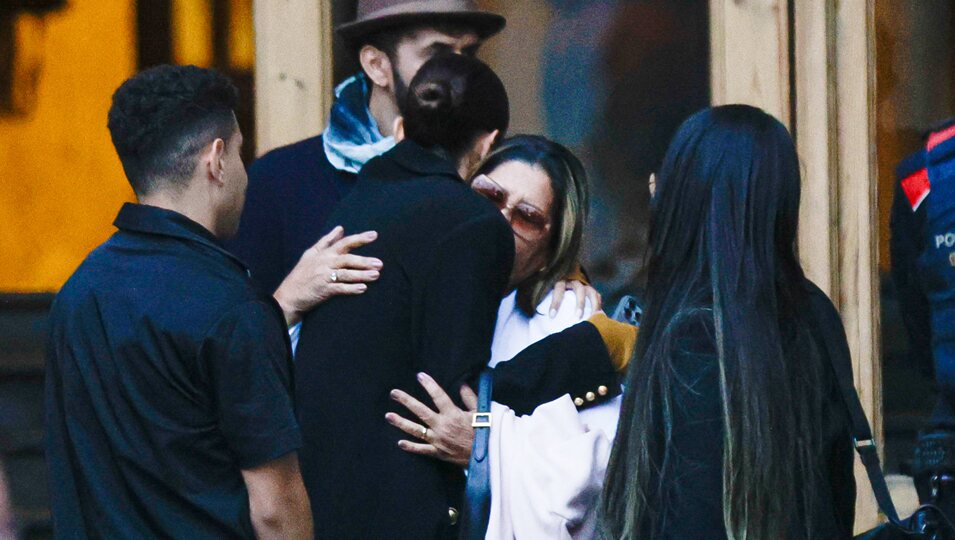 Joana Sanz abraza a la madre de Dani Alves tras testificar en el juicio contra el jugador