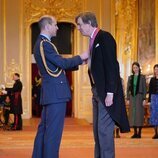 El Príncipe Guillermo condecorando a Edward Harley en Windsor Castle