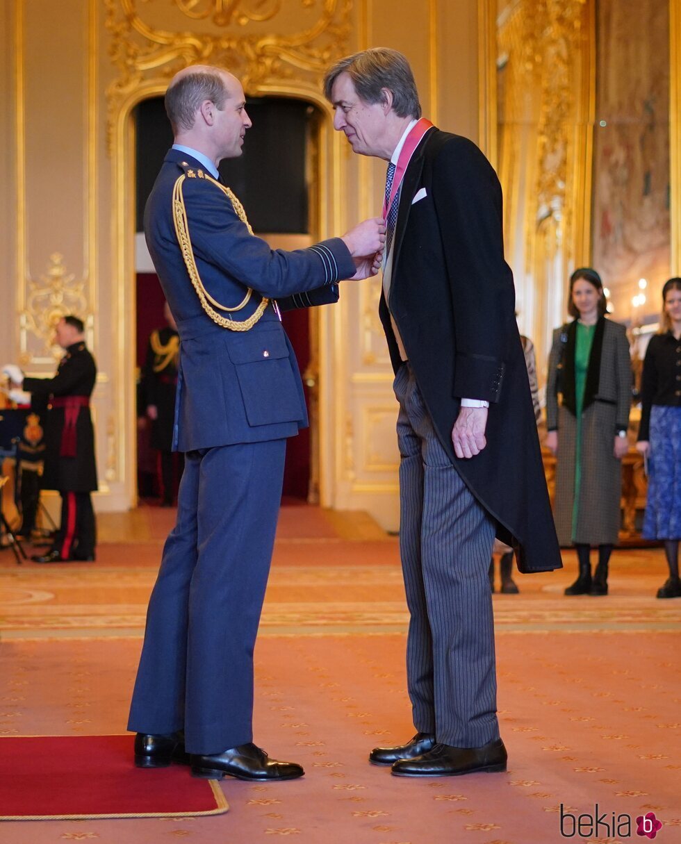 El Príncipe Guillermo condecorando a Edward Harley en Windsor Castle