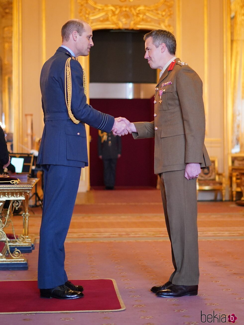 El Príncipe Guillermo condecorando a Tobias Lambert en Windsor Castle