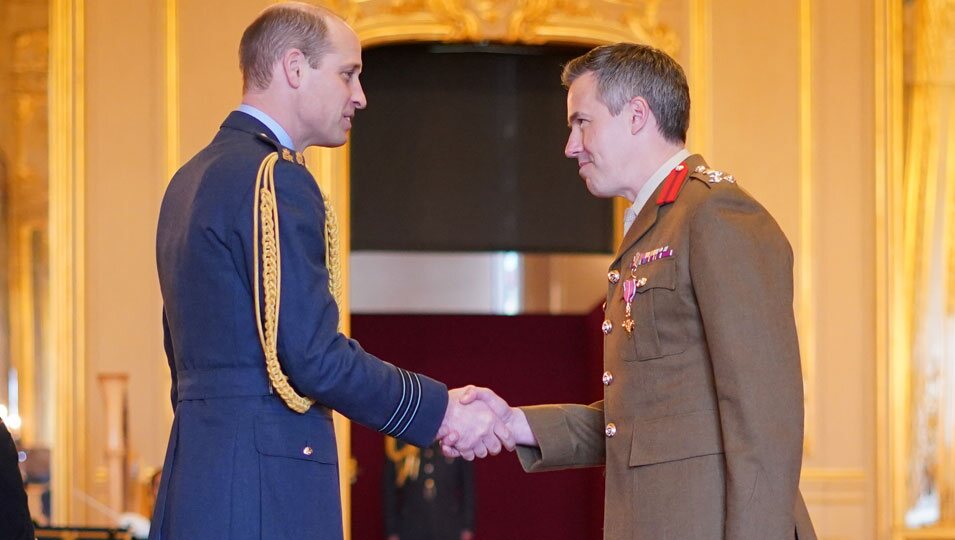 El Príncipe Guillermo condecorando a Tobias Lambert en Windsor Castle