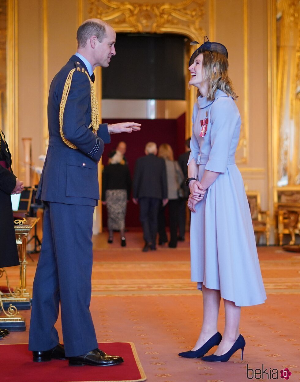 El Príncipe Guillermo condecorando a Ellen White en Windsor Castle