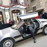 David Bisbal llegando a su concierto Los 40 Básico Santander en un DeLorean