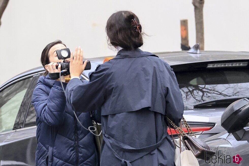 Victoria Federica tapando la cámara a una reportera