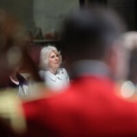 La Reina Camilla con gesto serio en un concierto en la Catedral de Salisbury