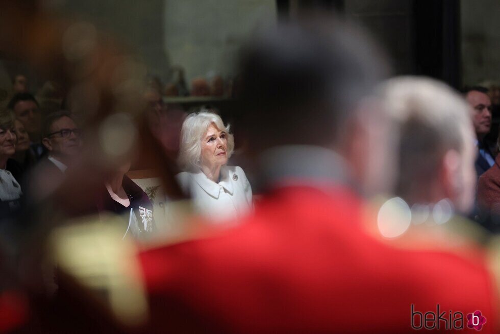 La Reina Camilla con gesto serio en un concierto en la Catedral de Salisbury