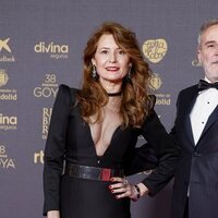 Fernando Guillén Cuervo y su pareja, en la alfombra roja de los Premios Goya 2024