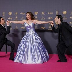 Ana Belén, Javier Calvo y Javier Ambrossi en la alfombra roja de los Premios Goya 2024
