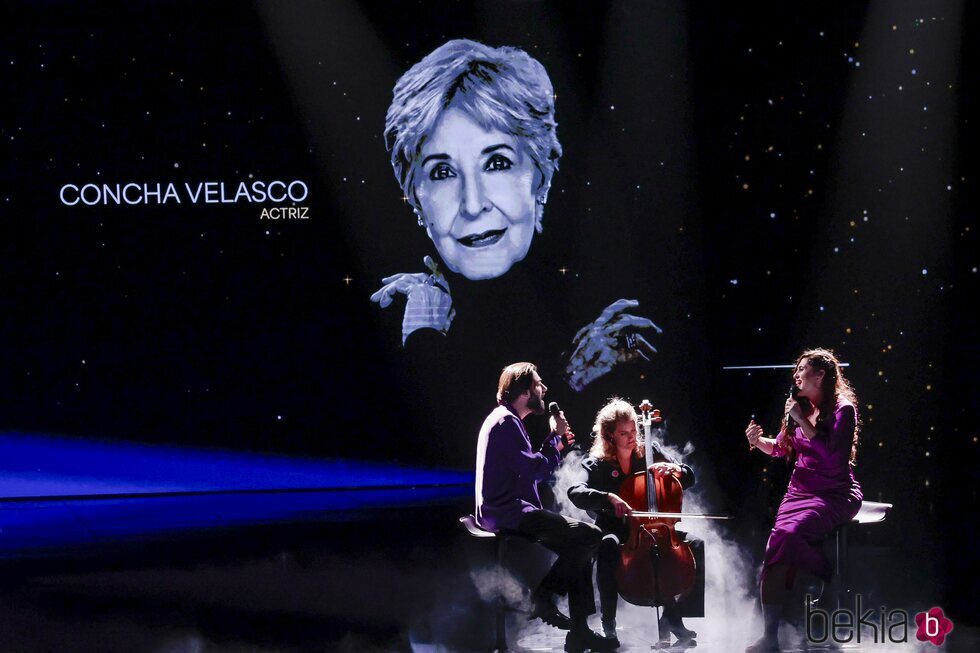 Salvador Sobral y Sílvia Pérez Cruz cantando en el In Memoriam de los Goya 2024