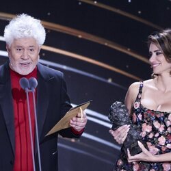 Pedro Almodóvar y Penélope Cruz en la entrega del último premio en los Goya 2024