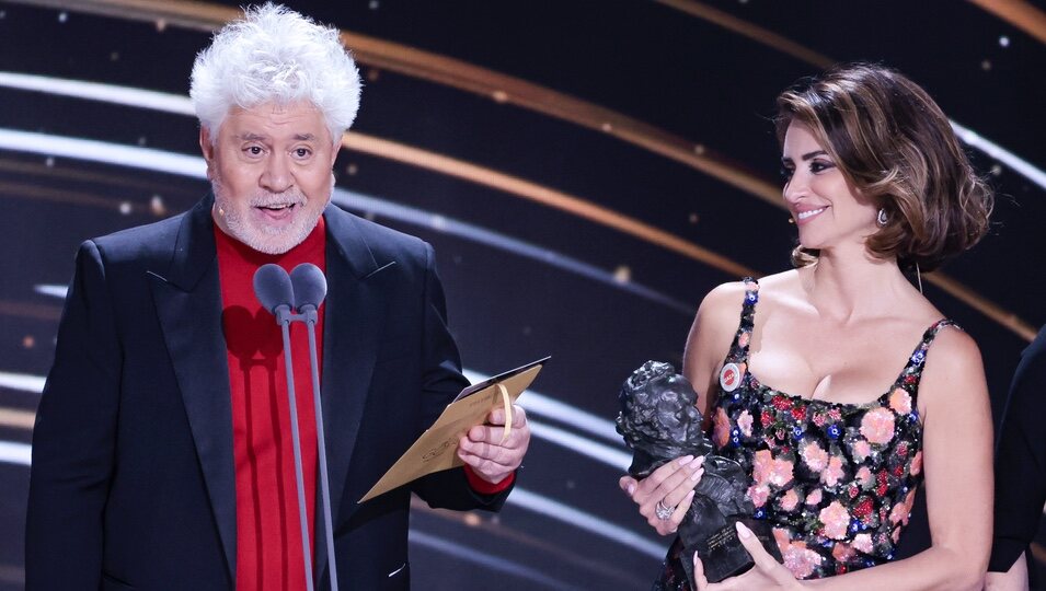 Pedro Almodóvar y Penélope Cruz en la entrega del último premio en los Goya 2024