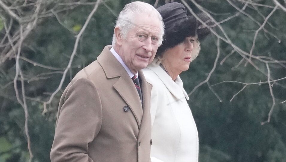El Rey Carlos III y la Reina Camilla acuden a un servicio religioso en Sandringham