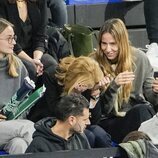La Infanta Cristina se tapa la cara con las manos en un partido de balonmano de Pablo Urdangarin