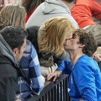 Pablo Urdangarin besa a la Infanta Cristina en un partido de balonmano