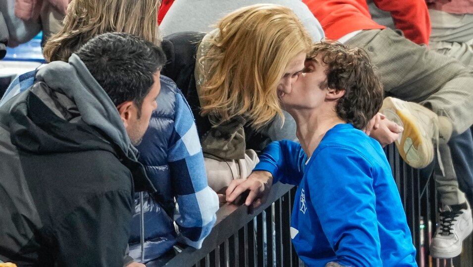 Pablo Urdangarin besa a la Infanta Cristina en un partido de balonmano