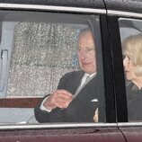 Los Reyes Carlos y Camilla regresan a Londres desde Sandringham para que Carlos III prosiga su tratamiento contra el cáncer