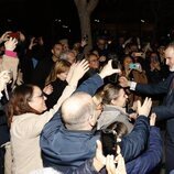 El Rey Felipe VI se da un baño de masas en Barcelona tras un acto oficial