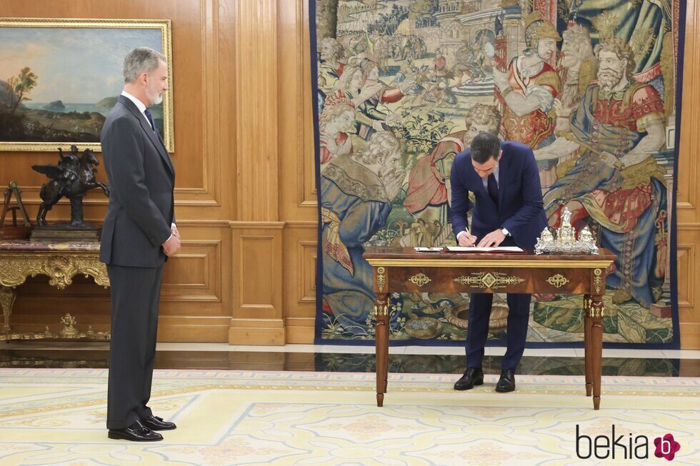 Pedro Sánchez firma la reforma del artículo 49 de la Constitución Española en presencia del Rey Felipe VI