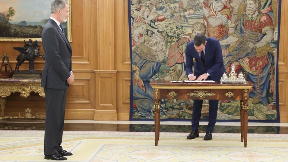 Pedro Sánchez firma la reforma del artículo 49 de la Constitución Española en presencia del Rey Felipe VI