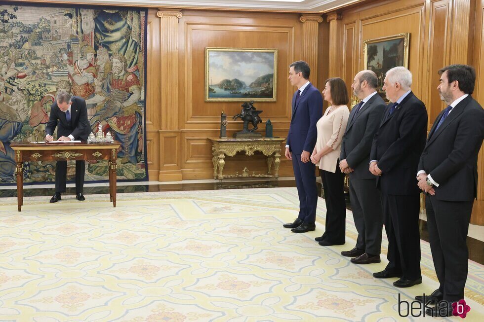 El Rey Felipe VI firma la reforma del artículo 49 de la Constitución Española