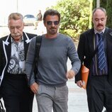 Rodolfo Sancho con sus abogados llegando a los juzgados de Alcobendas para declarar tras la denuncia de Silvia Bronchalo