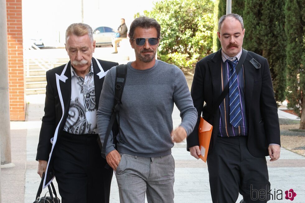 Rodolfo Sancho con sus abogados llegando a los juzgados de Alcobendas para declarar tras la denuncia de Silvia Bronchalo