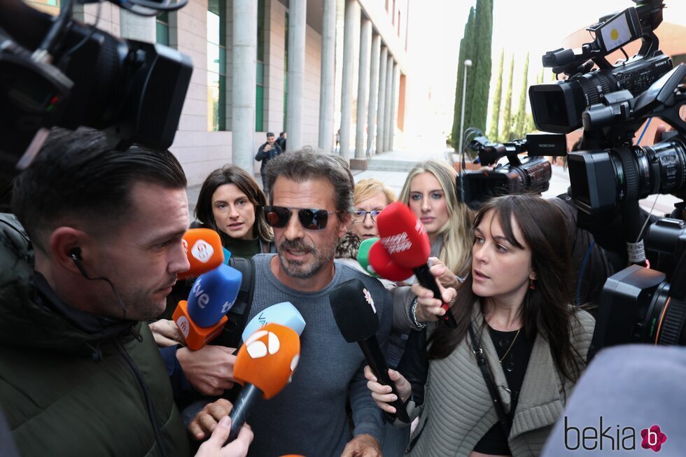 Rodolfo Sancho contesta a los medios antes de declarar en los juzgados de Alcobendas por la denuncia de Silvia Bronchalo