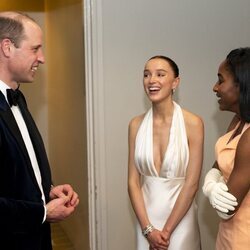 El Príncipe Guillermo con Phoebe Dynevor y Ayo Edebiri en los Premios Bafta 2024
