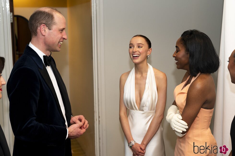 El Príncipe Guillermo con Phoebe Dynevor y Ayo Edebiri en los Premios Bafta 2024