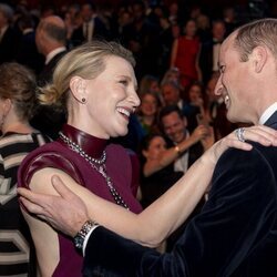 El Príncipe Guillermo saluda a Cate Blanchett en los Premios Bafta 2024