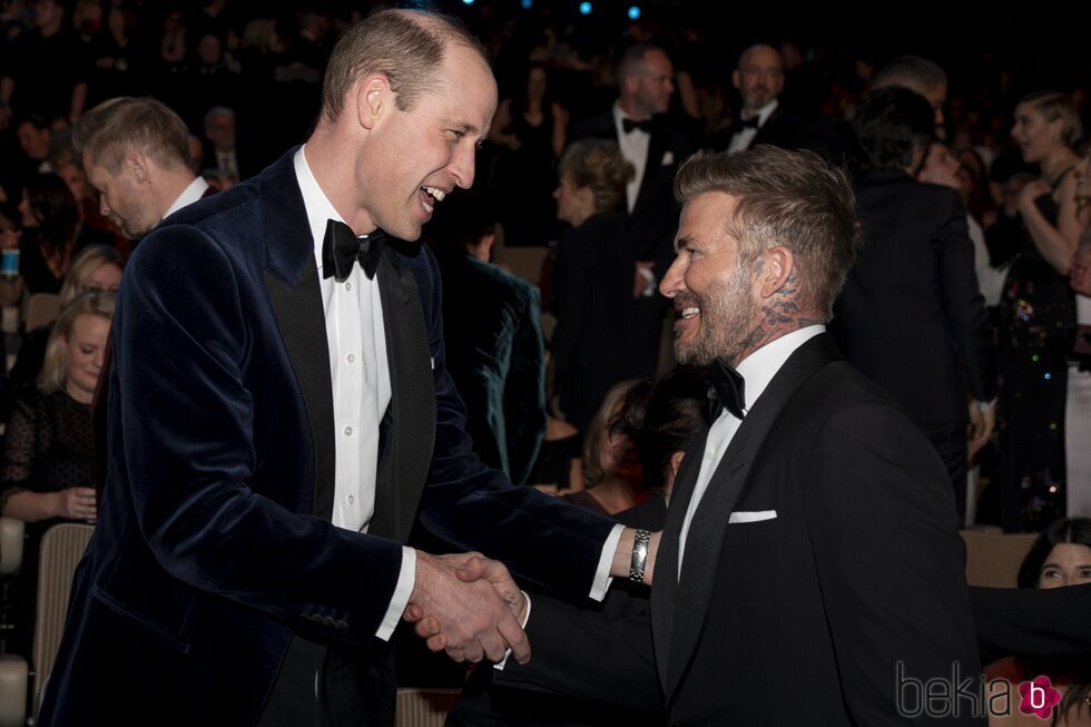 El Príncipe Guillermo y David Beckham se saludan en los Premios Bafta 2024