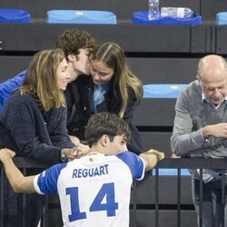 Pablo Urdangarin besa a Johanna Zott tras un partido de balonmano en Granollers