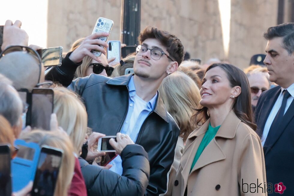 La Reina Letizia se hace un selfie con un chico en Salamanca