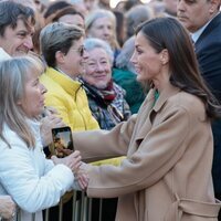 La Reina Letizia saludando a una señora en Salamanca