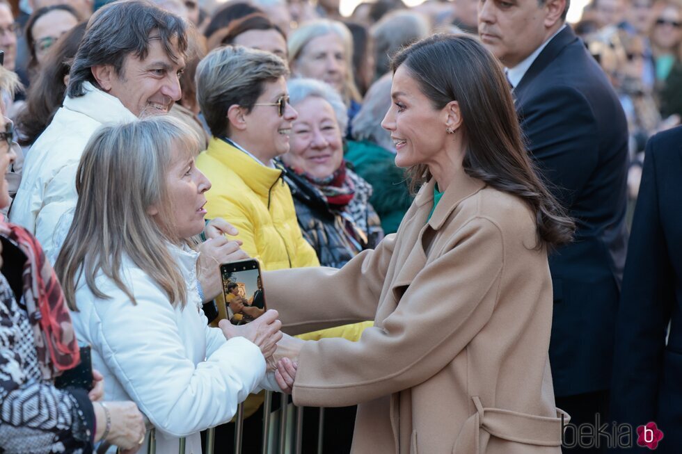La Reina Letizia saludando a una señora en Salamanca
